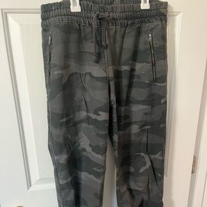 Aritzia TNA camo joggers